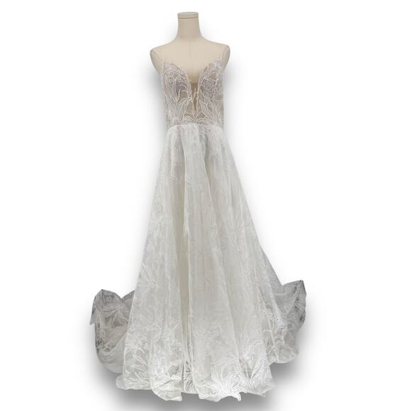 Elegant White Wedding Dress - Picture 2 of 12